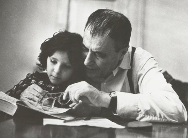 Валентин Катаев с маленькой внучкой Валентиной, 1958 год
