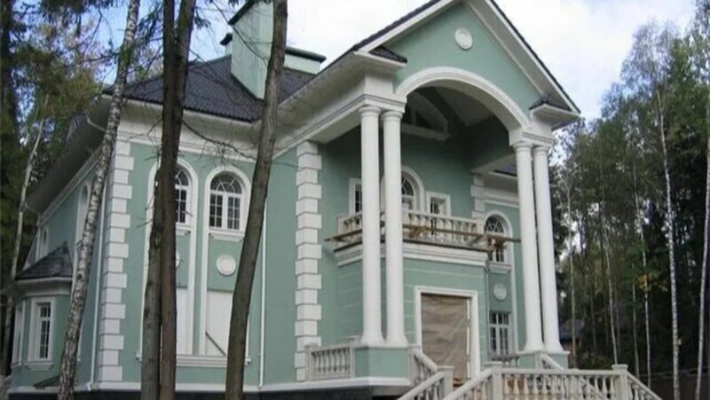 Собственная студия, бассейн и вольеры для питомцев: как устроена подмосковная усадьба Юрия Антонова