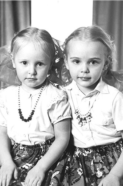 Сестры Катерина и Мария в детские годы, архивный снимок 1988 года