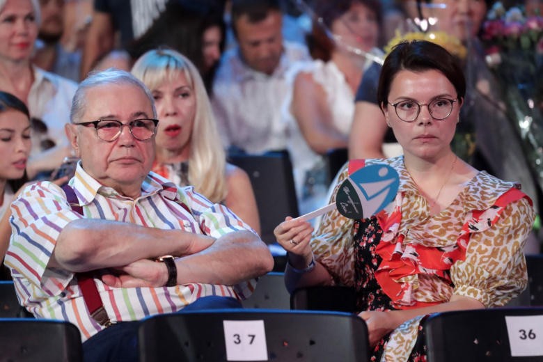 «Исправляю ошибки молодости»: как Евгений Петросян в 80 лет строит быт с молодой женой и растит маленьких детей