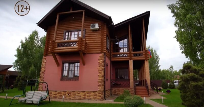 Спортзал, библиотека и веранда у воды: как устроен загородный дом Романа Костомарова и Оксаны Домниной