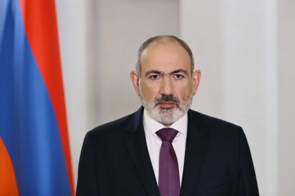 Почему Никол Пашинян сменил иронию на долгие публичные объяснения