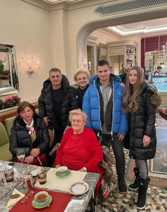 Молодожены Леонид и Николета с Еленой Малышевой