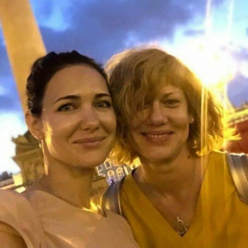 «Десять лет не соглашалась на брак»: почему звезда ситкома «Саша+Маша» решилась на свадьбу только в 49 лет