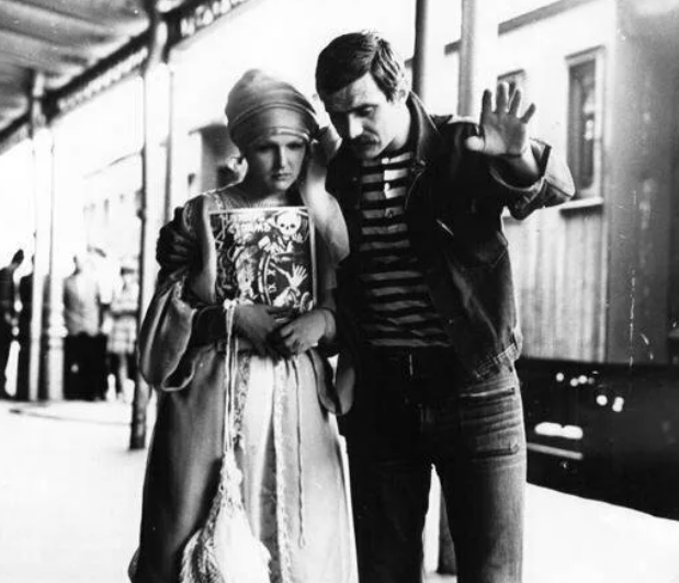 Тайный сценарий, побег режиссёра и вмешательство цензуры: как создавался шедевр «Раба любви»