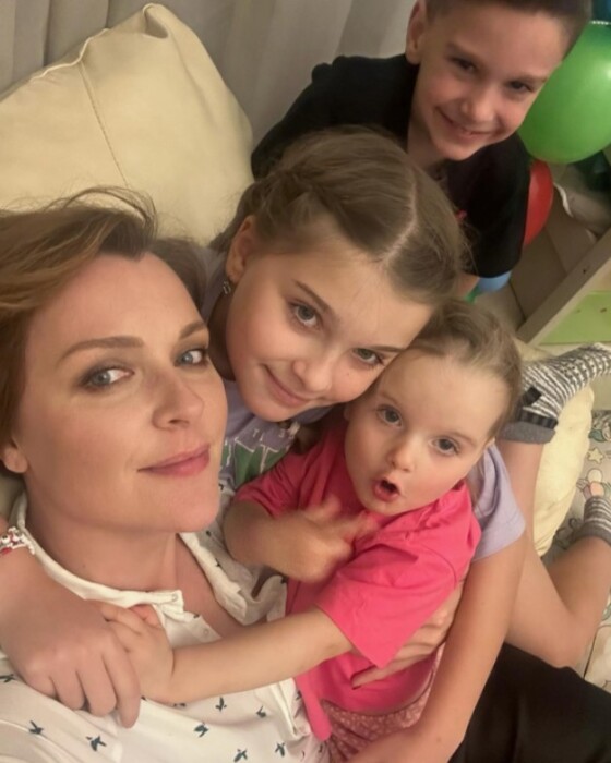 Светлана Антонова вместе с младшими наследниками