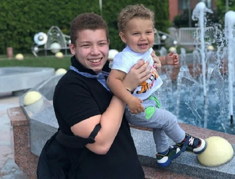 «Сибирь мне ближе, чем Африка»: как живет внебрачный сын Михаила Евдокимова, унаследовавший от отца редкую внешность