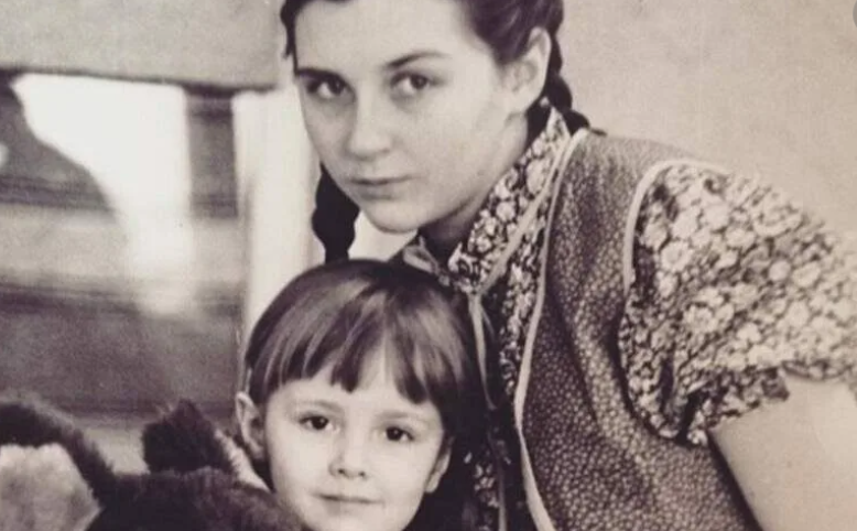Актриса Елена Панова рассказала о съемках в драме «Чайка» и показала дочерей от Антона Мегердичева