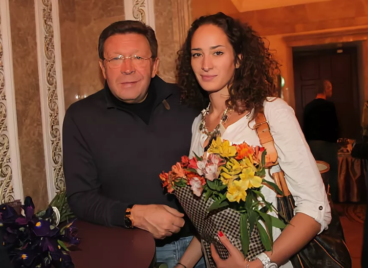 Династии «Самой обаятельной и привлекательной»: кем стали и как выглядят наследники актеров легендарной комедии