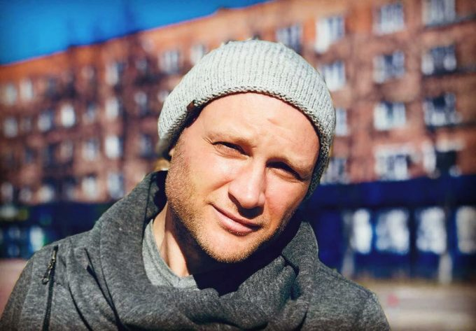 Мечтал о небе, но помешала родинка на спине: как Андрей Фролов вместо авиации попал во ВГИК и почему ему приходилось таксовать