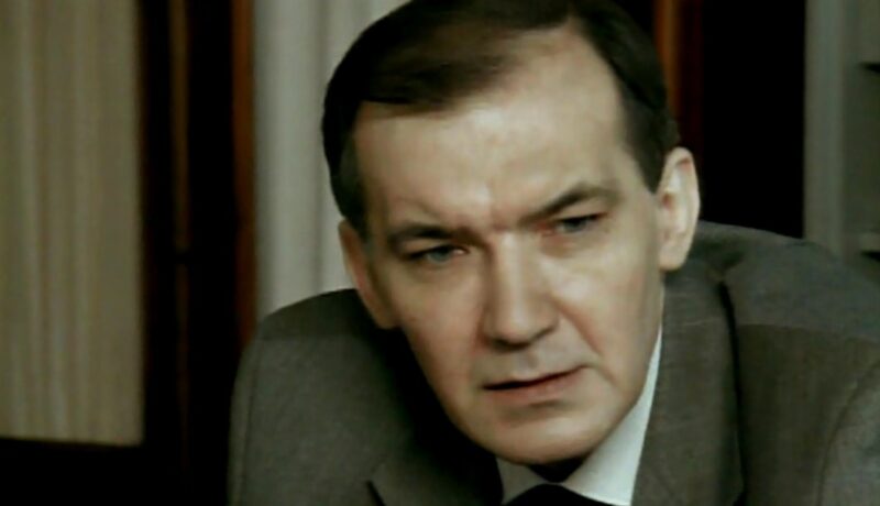 Без особняков и машин: как живет «Михайло Ломоносов» Игорь Волков и почему распался его брак с «Людкой» из «Любовь и голуби»