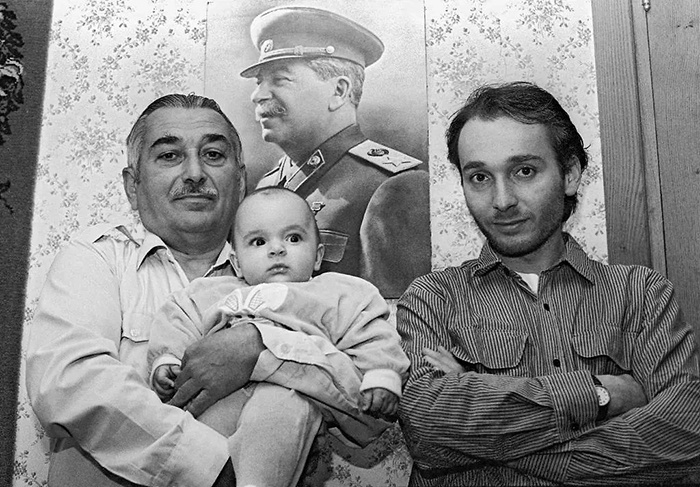 Евгений Джугашвили с сыном Виссарионом и внуком Иосифом в Тбилиси