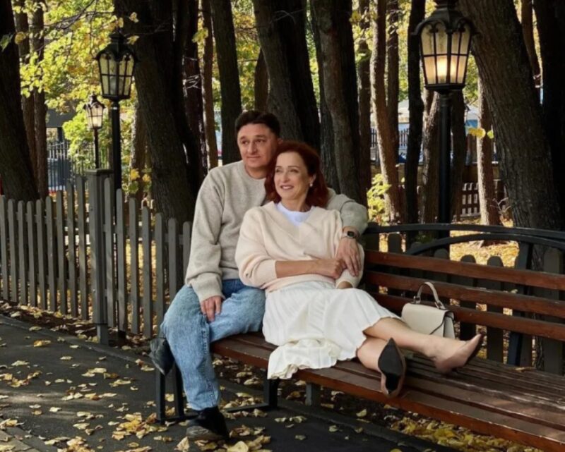 Почти 30 лет вместе и тайный союз без штампа: как Екатерина Стулова строила семью и карьеру