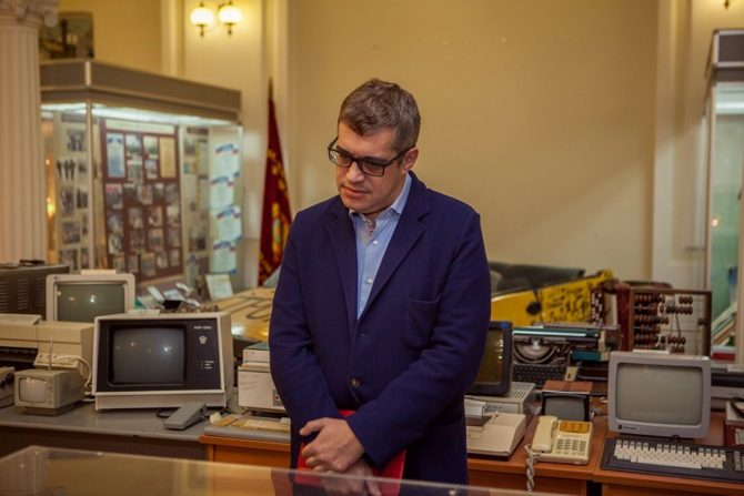 Слух об уходе от беременной жены и чужой ребёнок: что на самом деле произошло в семье знатока Максима Поташёва