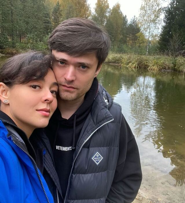 Родила первенца в 35 лет и прошла путь от студенческого КВН до брака с топ-менеджером ТВ: как живет Марина Кравец