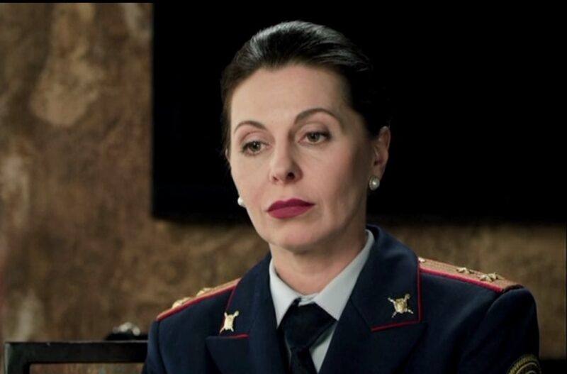 Кадр с участием Ирины Сотиковой из популярного сериала «Невский»