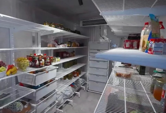 Черный гардероб, кладовая для продуктов и 150 флаконов духов: как устроена квартира Аллы Духовой