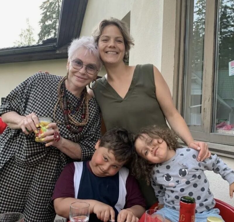 «Они — две частички моего Тони»: как внуки вернули к жизни 73-летнюю Ирину Понаровскую