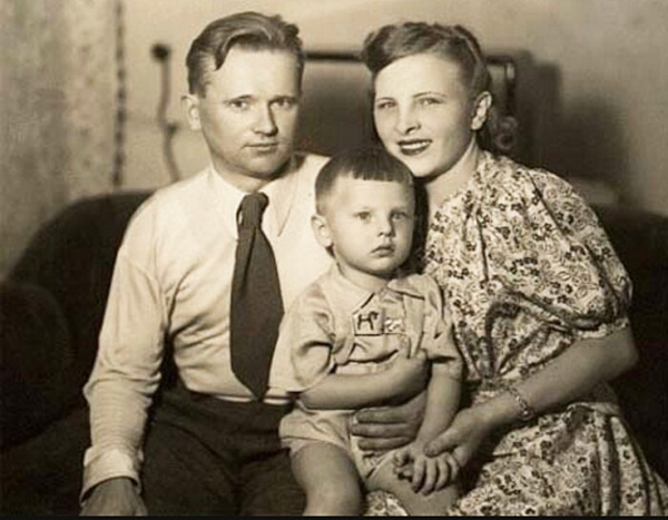 Юрий Антонов в детстве вместе с родителями