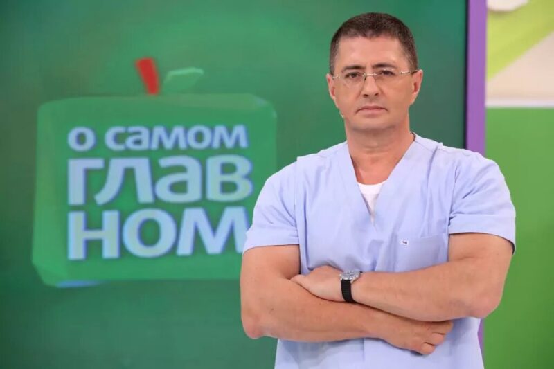 Телеведущий Александр Мясников в студии программы