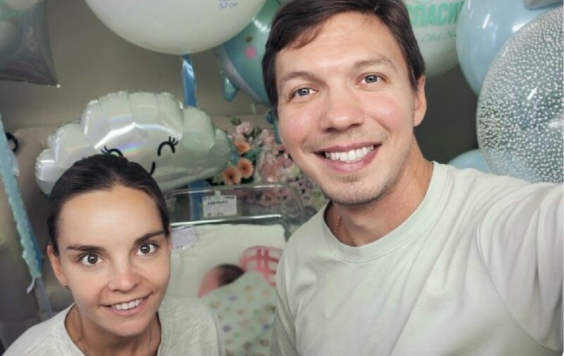 Дина Аверина и Дмитрий Соловьев впервые стали родителями: пара раскрыла имя и параметры сына