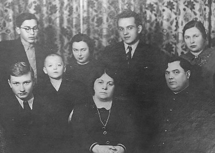 Члены большой семьи Маленковых