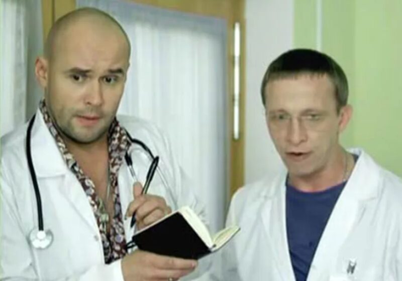 Максим Аверин в эпизодической роли в ситкоме «Интерны»