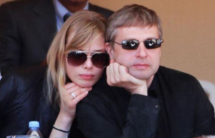 Татьяна Дягилева и бизнесмен Дмитрий Рыболовлев на спортивной трибуне