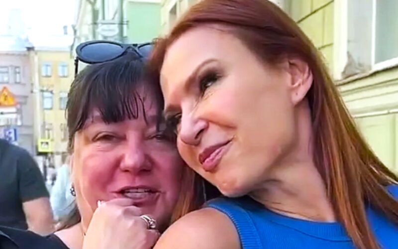 Анастасия Мельникова и Эвелина Блёданс пронесли студенческую дружбу через тяжелые испытания.