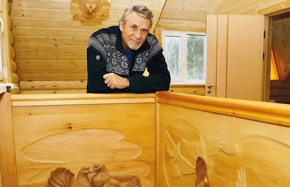 Дача Александра Михайлова под Зеленоградом: эволюция русской бани, кедровая лестница и гостиная в бывшем гараже