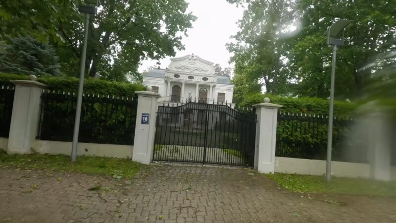 Упавшая сосна и погасший свет: что обсуждают в Юрмале после ночного шторма на вилле Аллы Пугачёвой