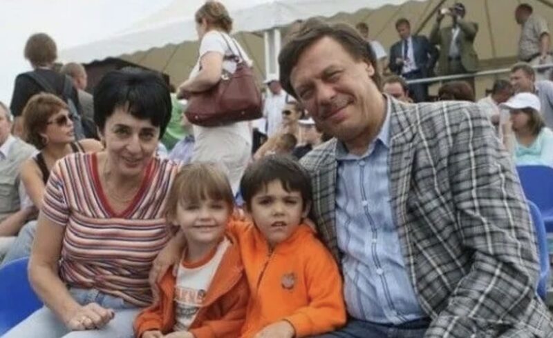 Усыновлённым двойняшкам Михаила Барщевского уже по 20 лет: что известно об их жизни