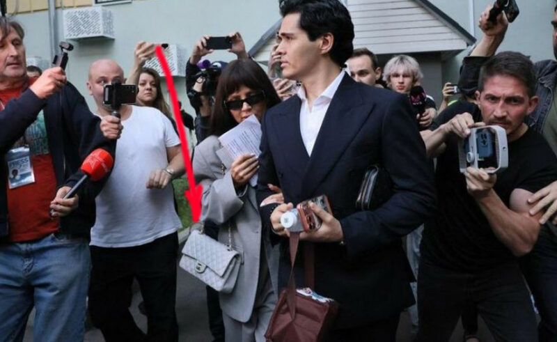 Чекалина с сумкой Chanel за 740 тысяч рублей в день приговора