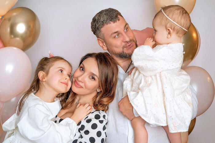 Супруги Ольга и Евгений вместе с детьми
