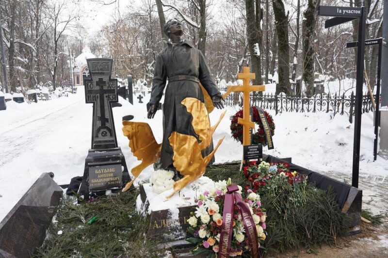 Гитану Леонтенко похоронили рядом с могилой Алексея Баталова