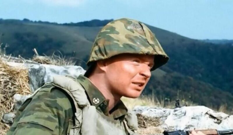 Александр Лойе в образе военнослужащего в телесериале «Грозовые ворота»