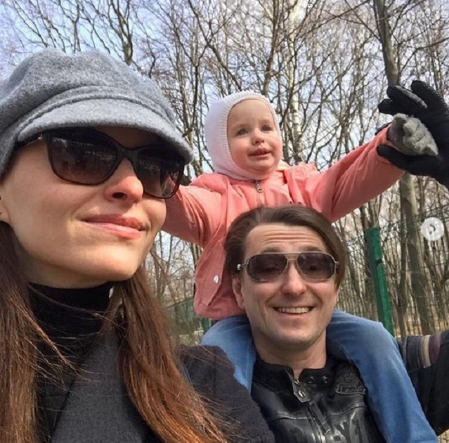 Сергей Безруков и Анна Матисон с новорожденной дочерью Марией