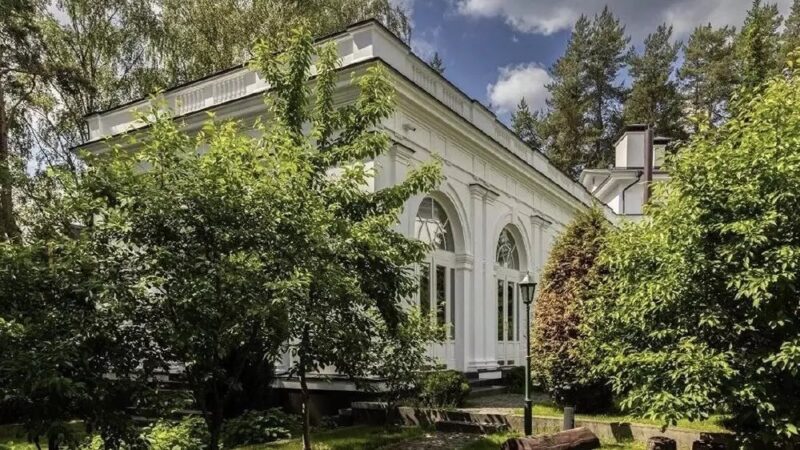 Резиденция Виктора Дробыша под Москвой: 2000 метров, хрустальная лестница, футбольное поле и лифт