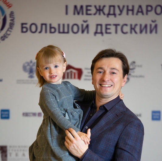 Мария Безрукова с ранних лет наблюдает за работой отца в театре и на съемочной площадке