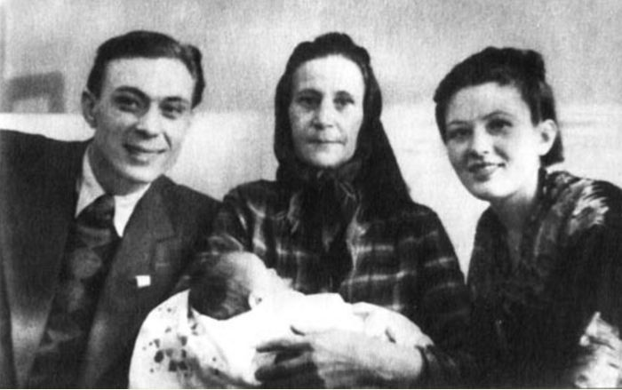 Семья Матвеевых: Евгений, Лидия, дочь Светлана и бабушка, 1949 год
