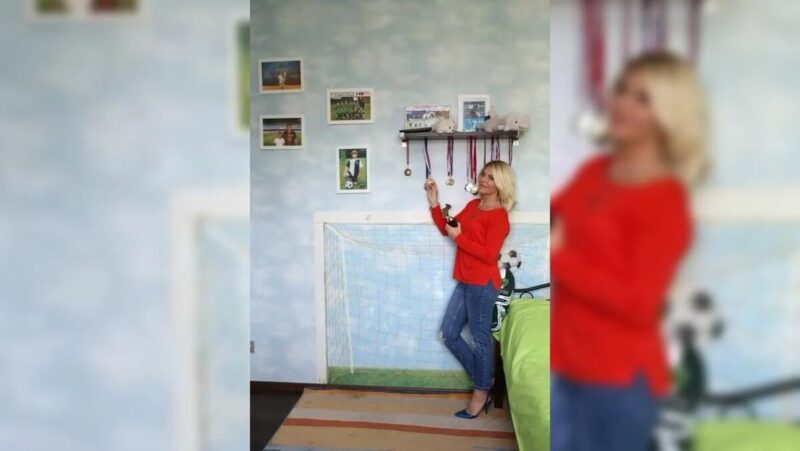 С гитарами на кирпичной стене и старинным телефоном: как устроена московская квартира Анастасии Макаревич