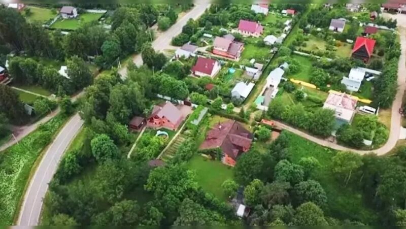Сруб под одной крышей с кирпичом и картины вместо обоев: как Валентина Теличкина создавала свой семейный дом