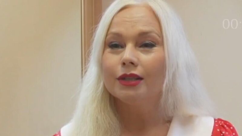 После десяти лет молчания: почему в Сети спорят о возвращении 54-летней Елены Кориковой