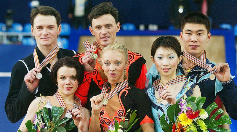 Татьяна Тотьмянина и Максим Маринин на пьедестале почёта в 2005 году