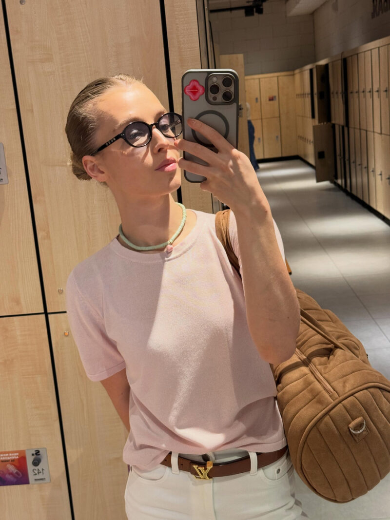 25-летняя Аделина занимается спортом и воспитывает двух дочерей