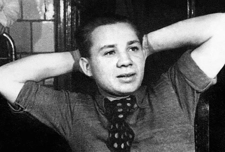 За станками и на передовой линии сцены: чем занимались в годы войны 10 знаменитых советских актёров