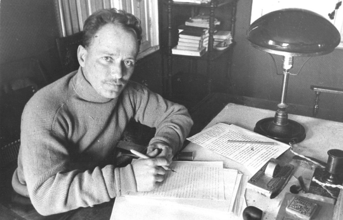 Михаил Шолохов за работой над рукописями во второй половине 1920-х годов