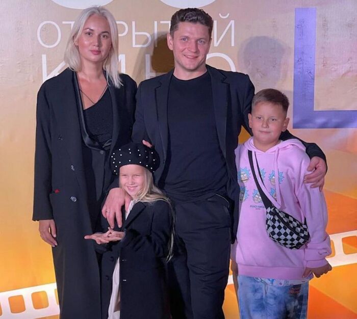 Сергей Жарков и Элли Бикеева вместе с сыном и дочерью