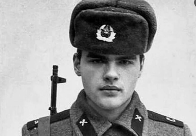 Четыре брака, сын-актёр с другой фамилией и уход из кино: как сейчас живёт Евгений Дятлов