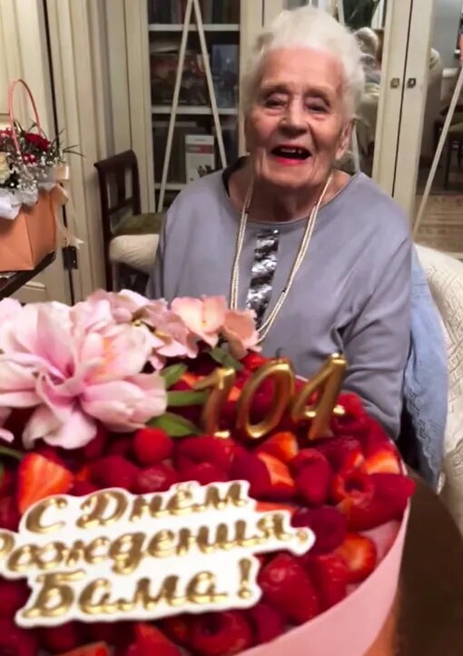 Как в молодости выглядела 104-летняя мама Ирины Алфёровой, передавшая дочери свою красоту